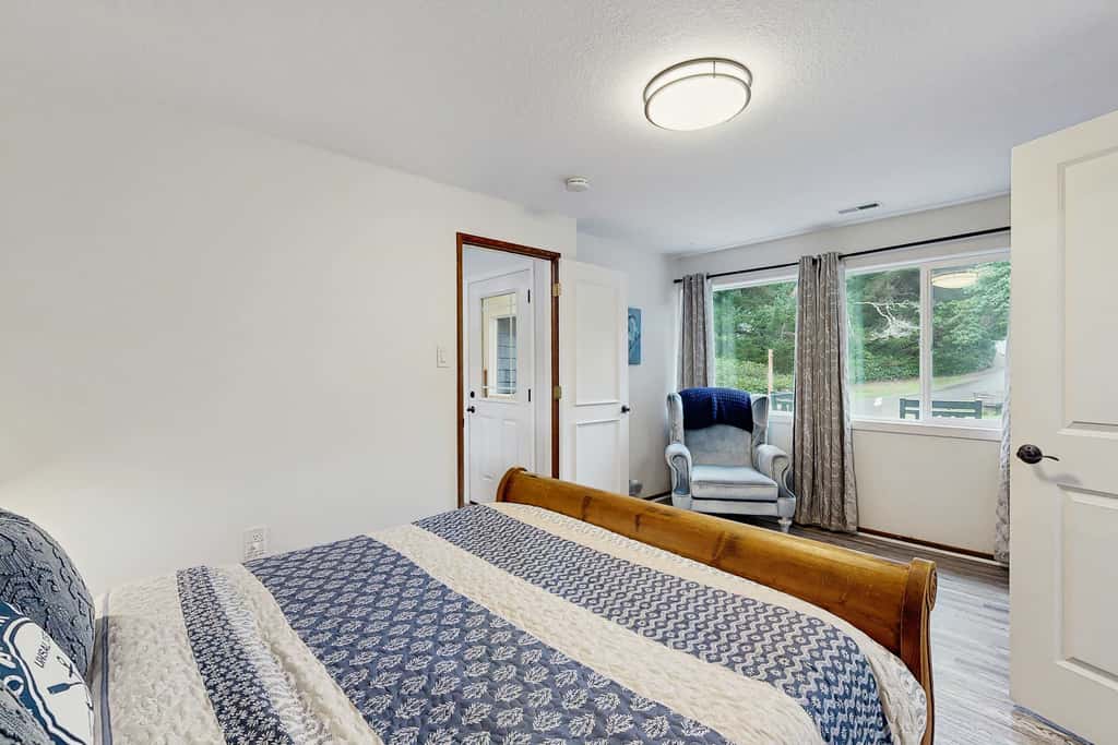 Lakefront dream with private hot tub, dock, kayaks, pedal boat & amazing views