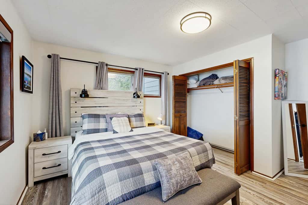Lakefront dream with private hot tub, dock, kayaks, pedal boat & amazing views