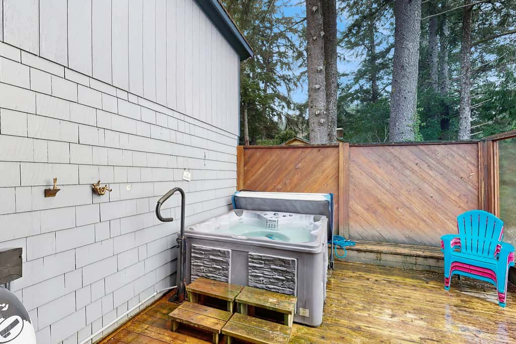 Lakefront dream with private hot tub, dock, kayaks, pedal boat & amazing views