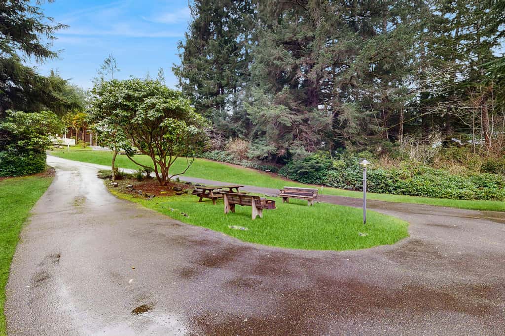 Lakefront dream with private hot tub, dock, kayaks, pedal boat & amazing views