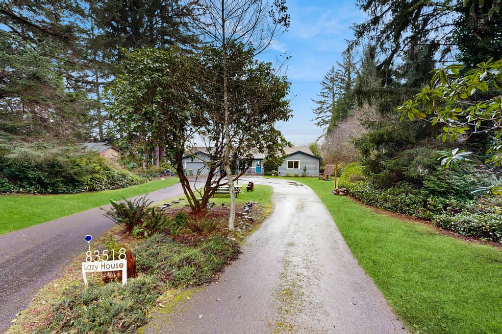 Lakefront dream with private hot tub, dock, kayaks, pedal boat & amazing views