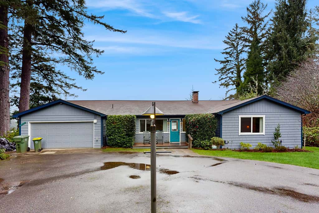 Lakefront dream with private hot tub, dock, kayaks, pedal boat & amazing views
