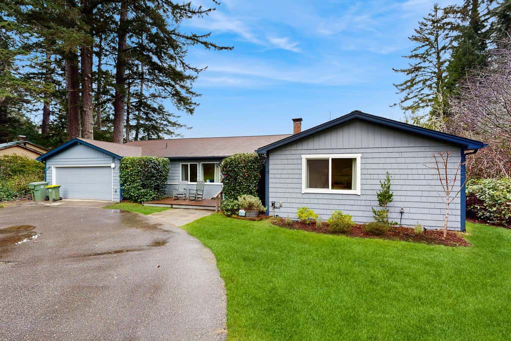 Lakefront dream with private hot tub, dock, kayaks, pedal boat & amazing views