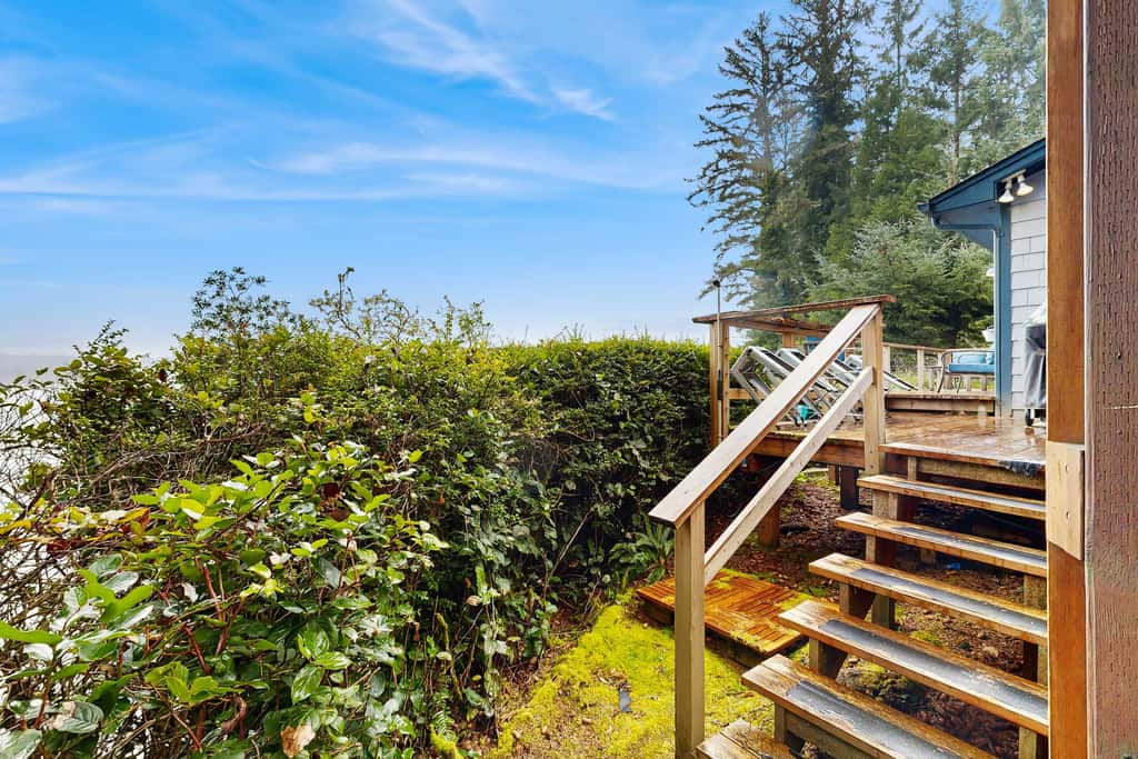 Lakefront dream with private hot tub, dock, kayaks, pedal boat & amazing views
