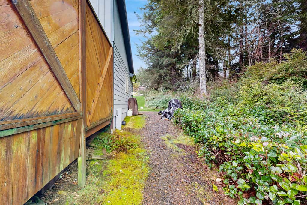 Lakefront dream with private hot tub, dock, kayaks, pedal boat & amazing views