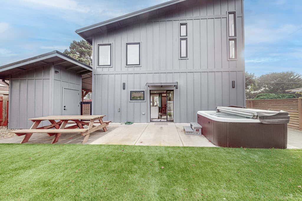 Newly built home with hot tub & great backyard - walk to the river, Old Town