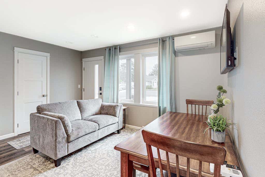Newly built home with hot tub & great backyard - walk to the river, Old Town