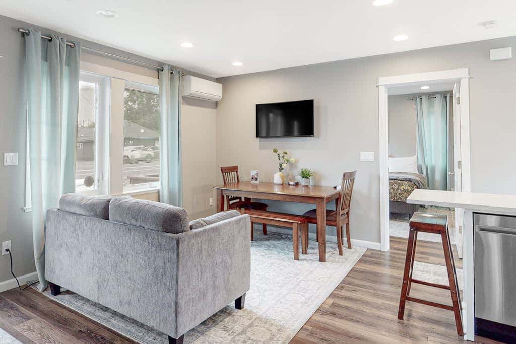 Newly built home with hot tub & great backyard - walk to the river, Old Town