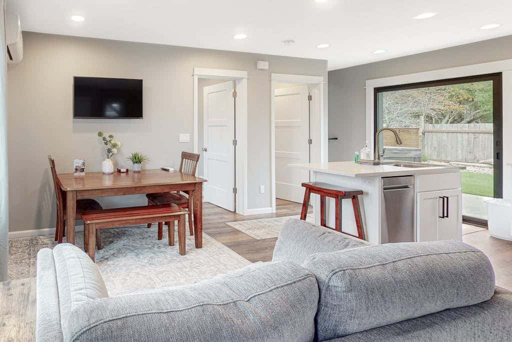 Newly built home with hot tub & great backyard - walk to the river, Old Town