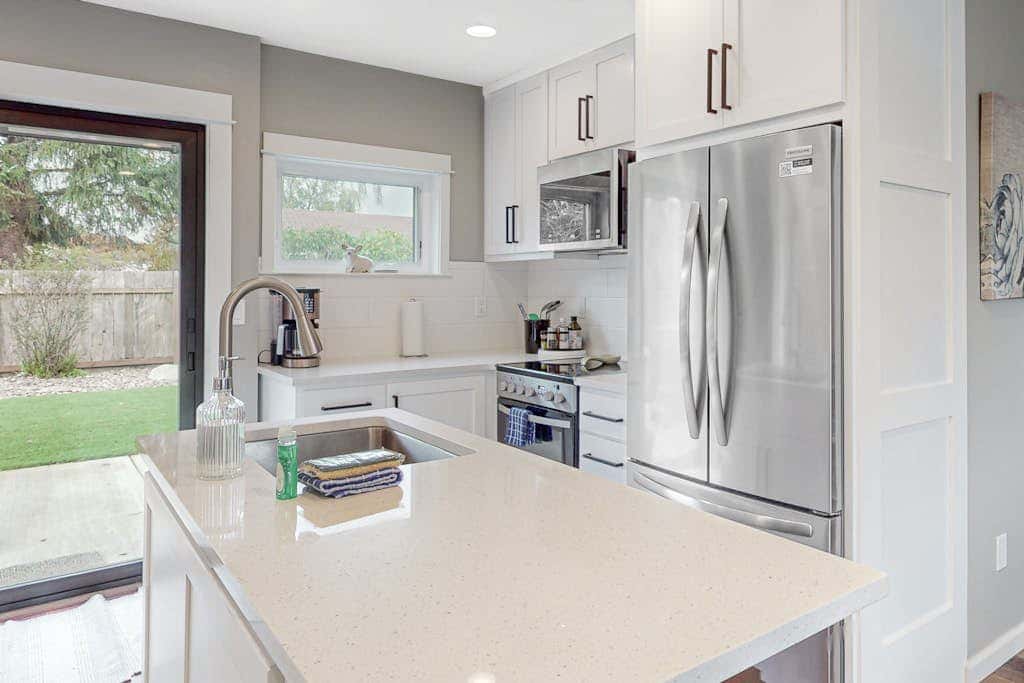 Newly built home with hot tub & great backyard - walk to the river, Old Town