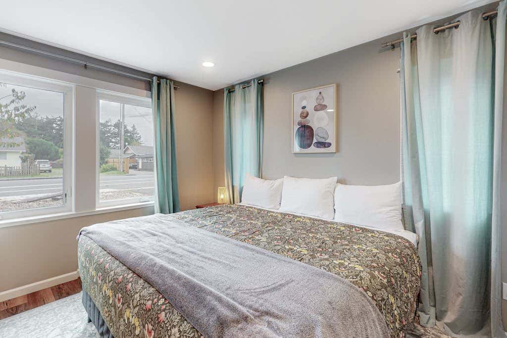 Newly built home with hot tub & great backyard - walk to the river, Old Town