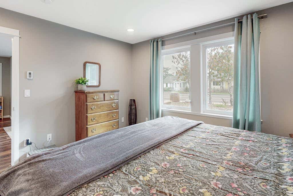 Newly built home with hot tub & great backyard - walk to the river, Old Town