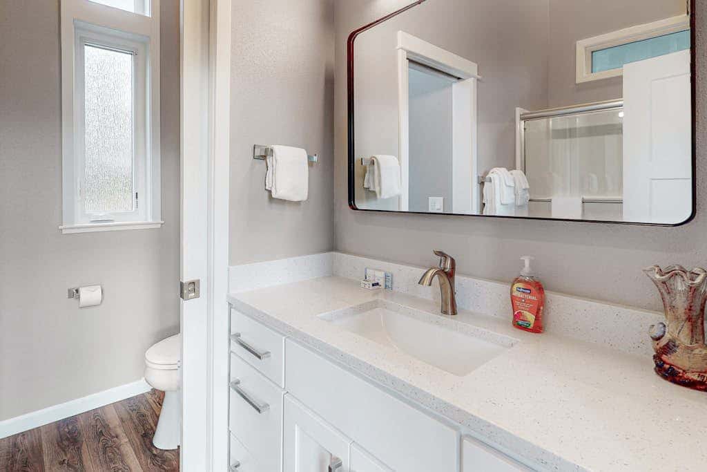 Newly built home with hot tub & great backyard - walk to the river, Old Town