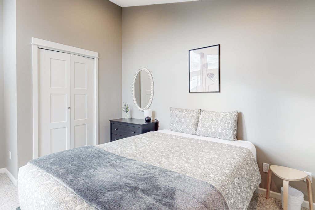 Newly built home with hot tub & great backyard - walk to the river, Old Town