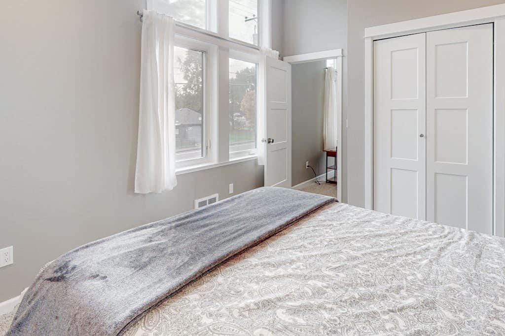 Newly built home with hot tub & great backyard - walk to the river, Old Town