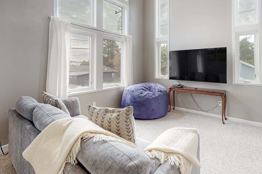 Newly built home with hot tub & great backyard - walk to the river, Old Town