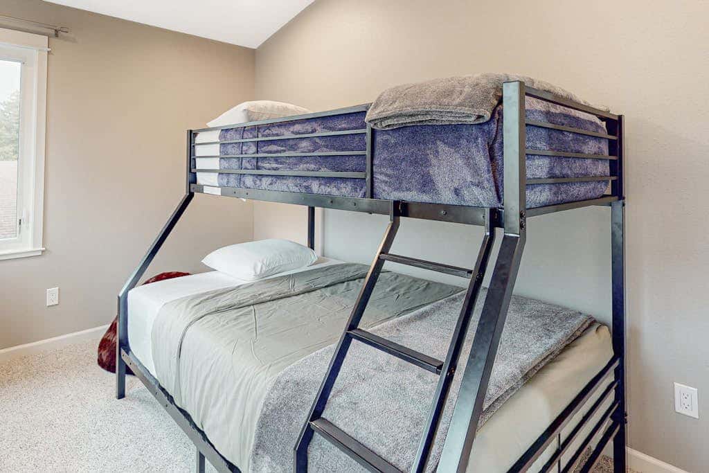 Newly built home with hot tub & great backyard - walk to the river, Old Town