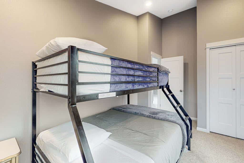Newly built home with hot tub & great backyard - walk to the river, Old Town