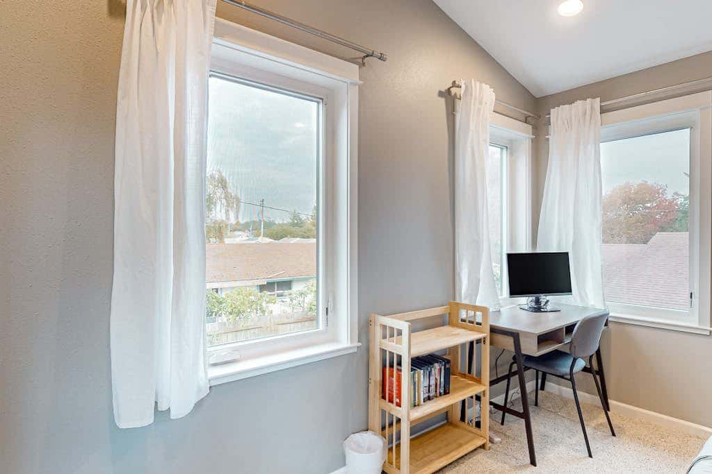 Newly built home with hot tub & great backyard - walk to the river, Old Town