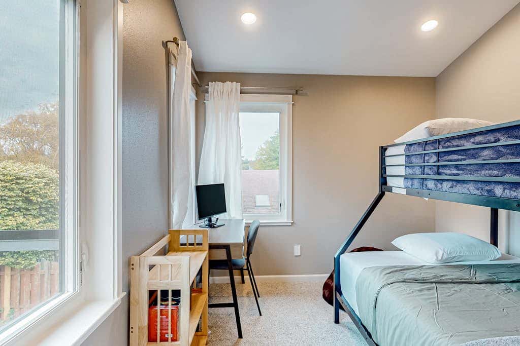 Newly built home with hot tub & great backyard - walk to the river, Old Town