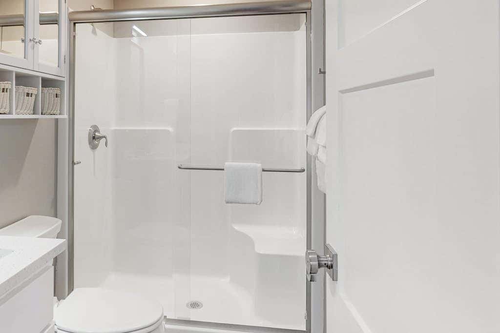 Newly built home with hot tub & great backyard - walk to the river, Old Town