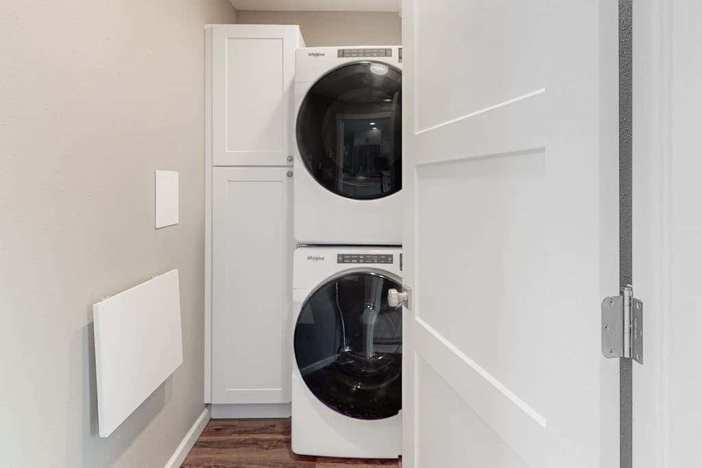 Newly built home with hot tub & great backyard - walk to the river, Old Town