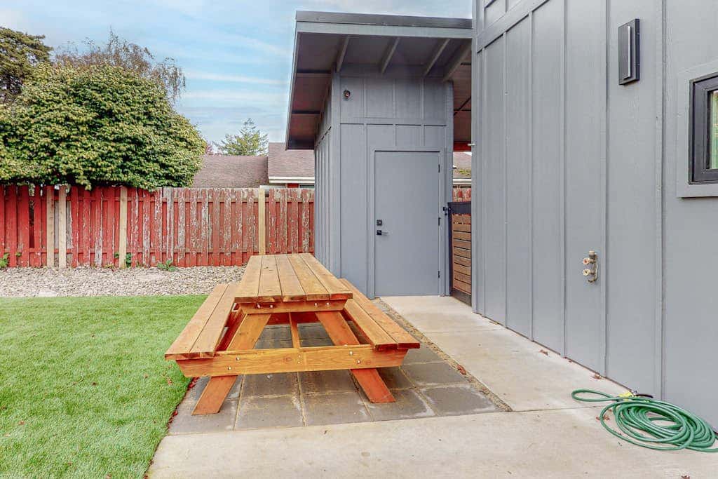 Newly built home with hot tub & great backyard - walk to the river, Old Town