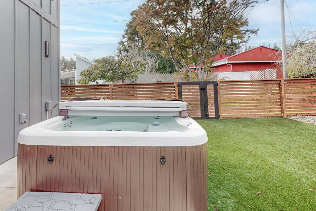 Newly built home with hot tub & great backyard - walk to the river, Old Town