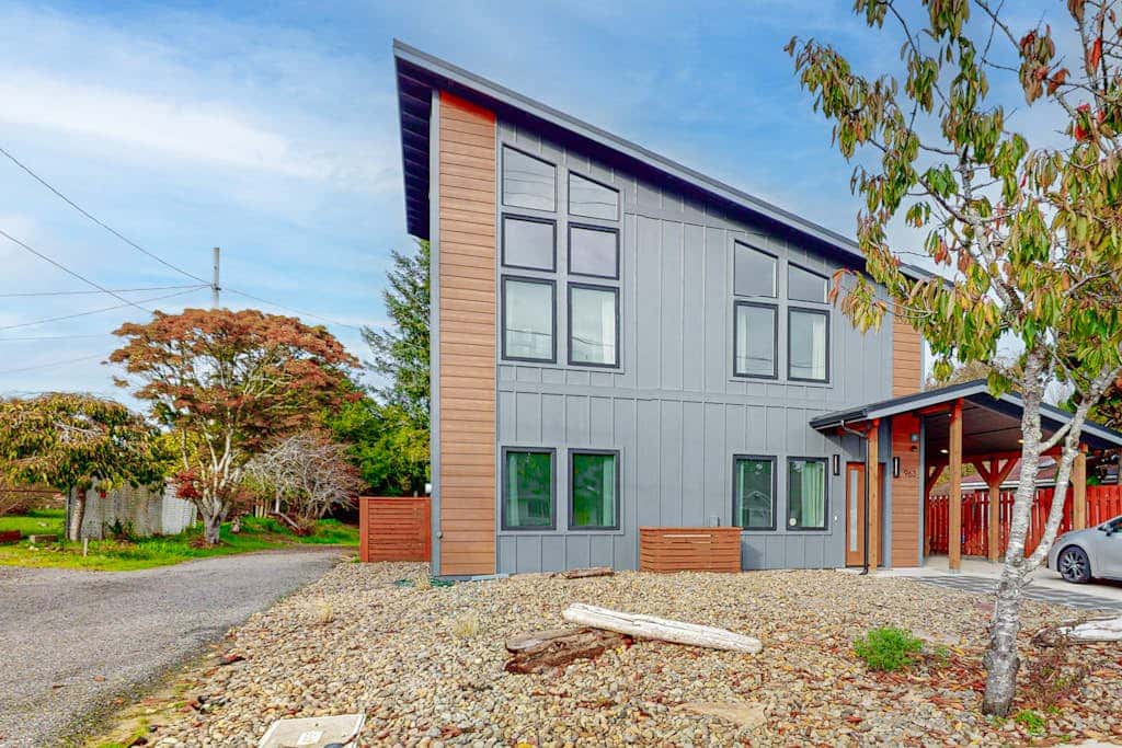Newly built home with hot tub & great backyard - walk to the river, Old Town