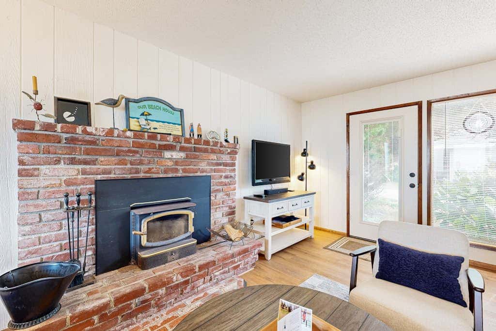 Waterfront, dog-friendly getaway with a fireplace & incredible ocean views