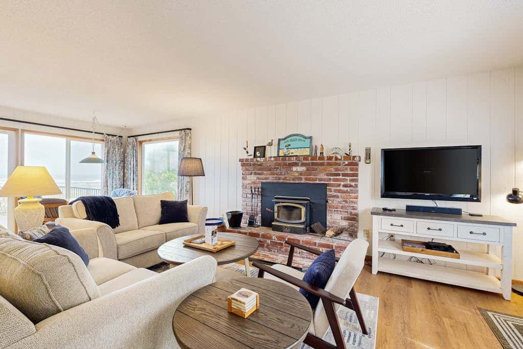 Waterfront, dog-friendly getaway with a fireplace & incredible ocean views