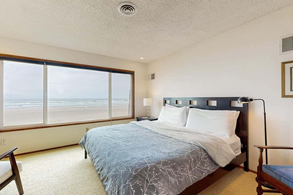 Waterfront, dog-friendly getaway with a fireplace & incredible ocean views