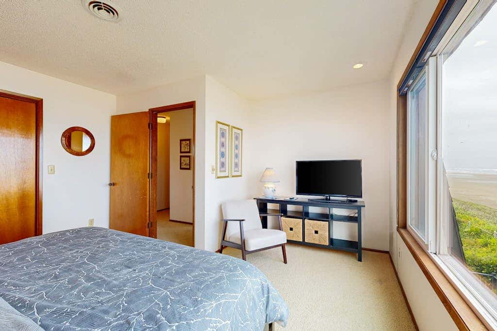 Waterfront, dog-friendly getaway with a fireplace & incredible ocean views
