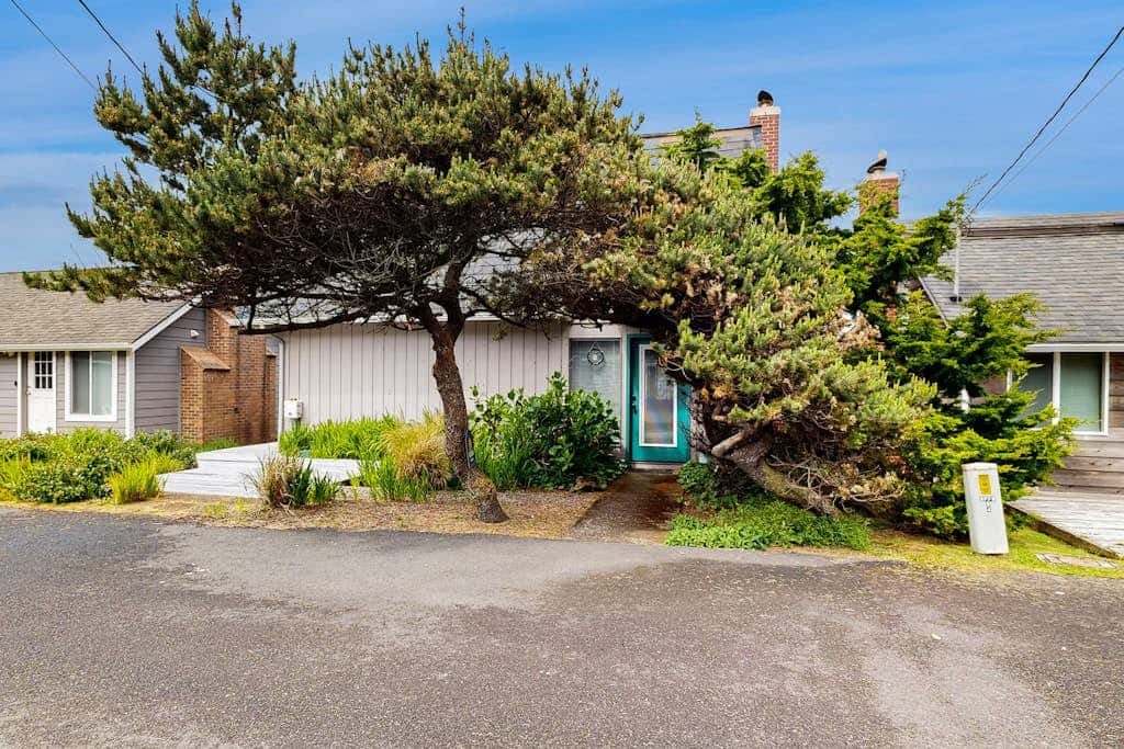 Waterfront, dog-friendly getaway with a fireplace & incredible ocean views