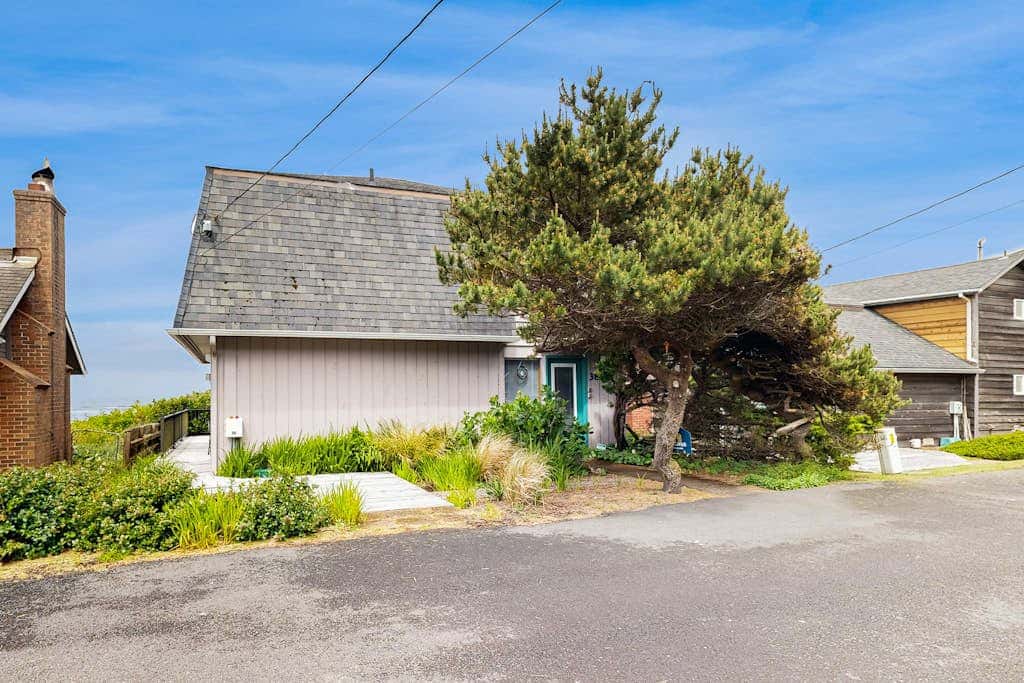 Waterfront, dog-friendly getaway with a fireplace & incredible ocean views