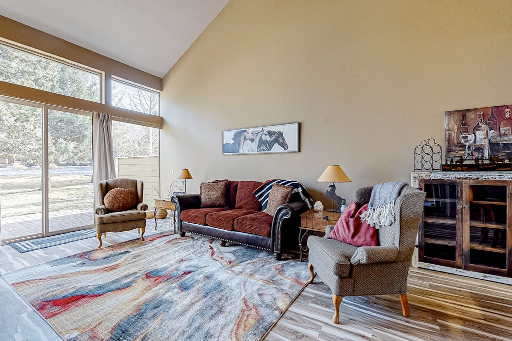 Inviting townhouse with fast WiFi, patio & access to pools, golf, tennis & gym