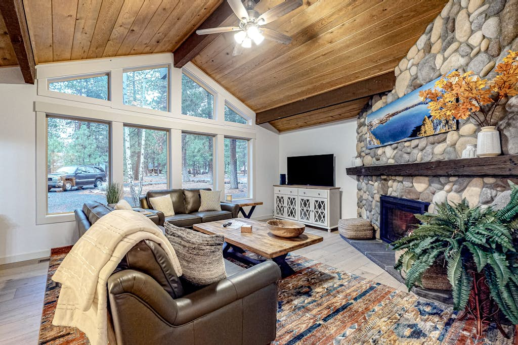 Family-Friendly Home with Fireplaces, Firepit, Gas Grill, Free WiFi, Central AC