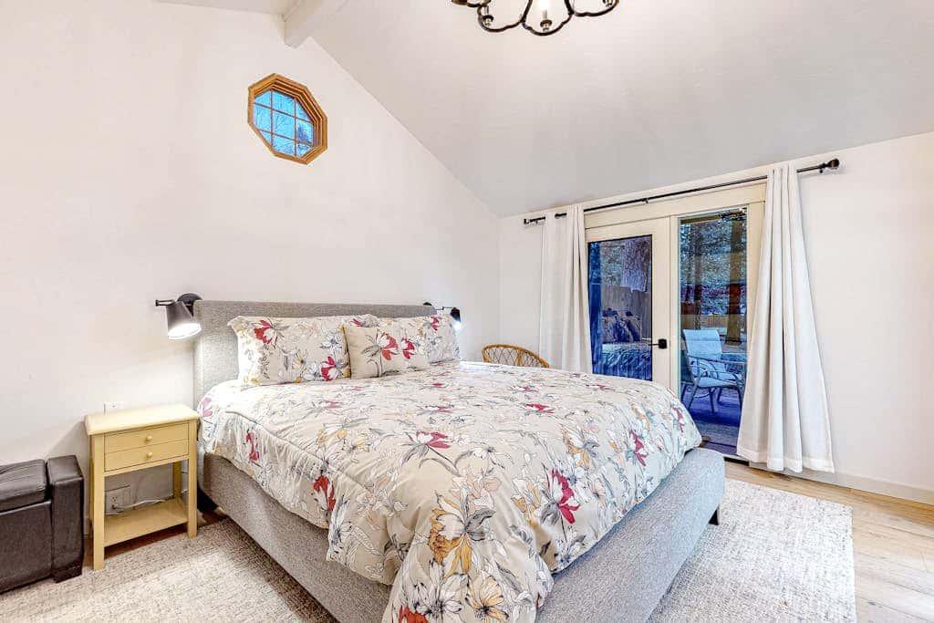 Family-Friendly Home with Fireplaces, Firepit, Gas Grill, Free WiFi, Central AC