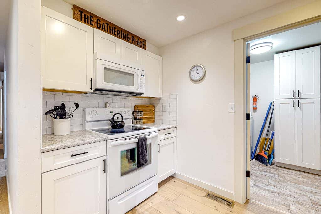 Family-Friendly Home with Fireplaces, Firepit, Gas Grill, Free WiFi, Central AC