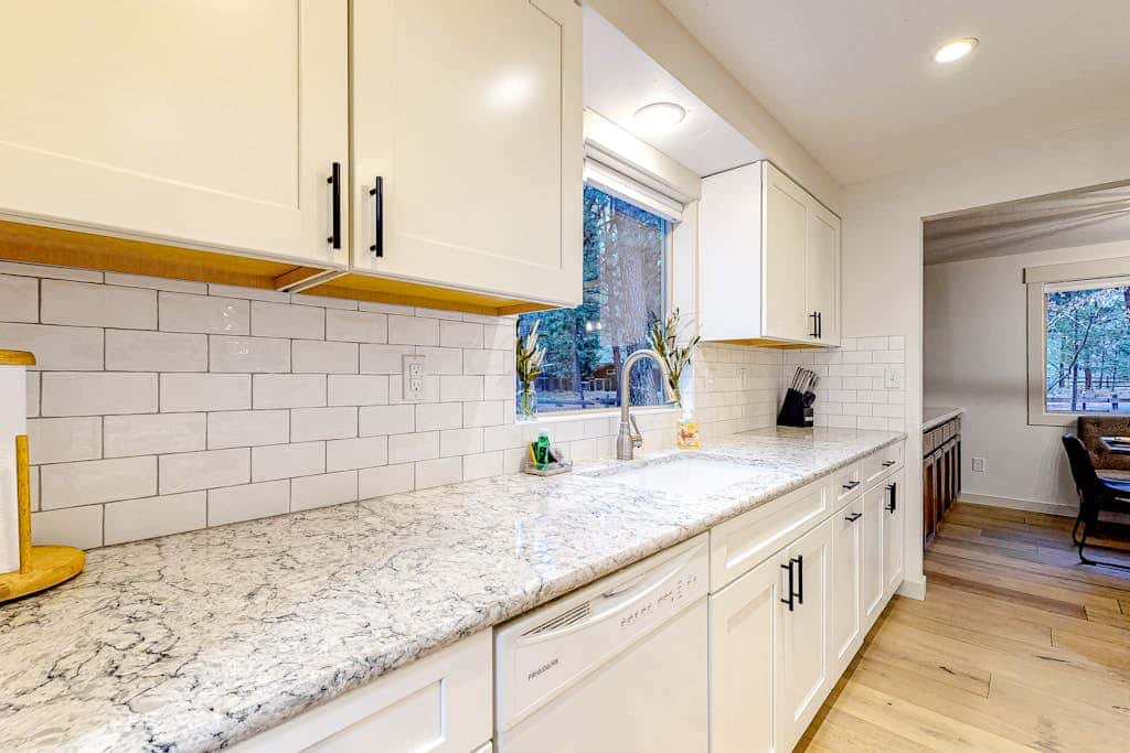 Family-Friendly Home with Fireplaces, Firepit, Gas Grill, Free WiFi, Central AC