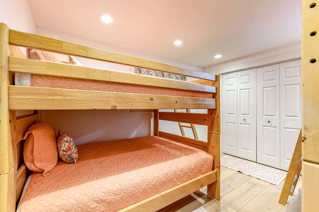 Family-Friendly Home with Fireplaces, Firepit, Gas Grill, Free WiFi, Central AC