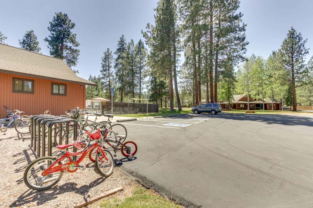 Family-Friendly Home with Fireplaces, Firepit, Gas Grill, Free WiFi, Central AC