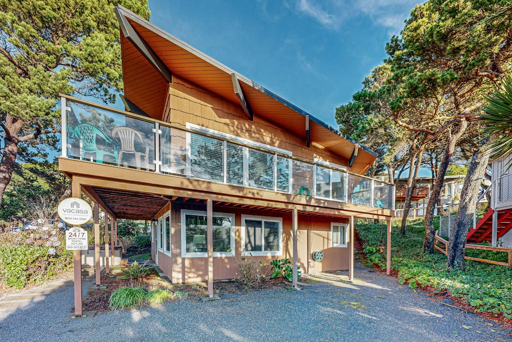 Sunny Home with Beautiful Ocean Views, WiFi, & Private Hot Tub