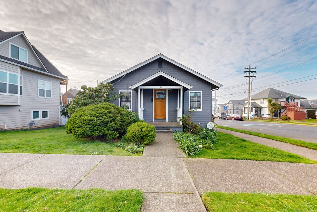 Cute, dog-friendly cottage w/ views in Nye Beach - walk to shops & the park