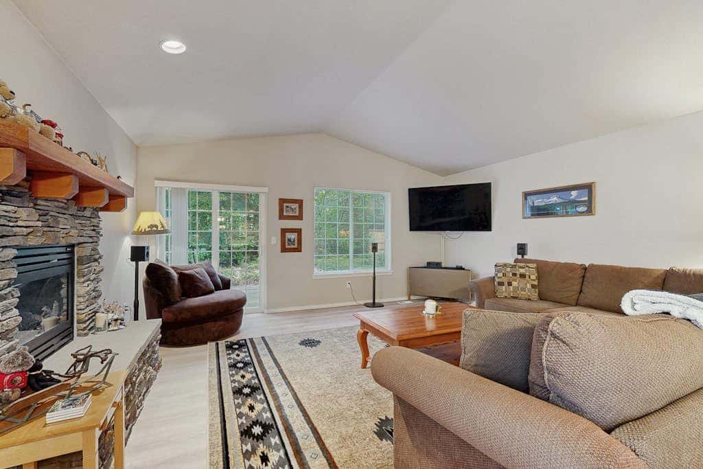 Cozy dog-friendly home with fireplace, WIFI, patio, shared pool & tennis court