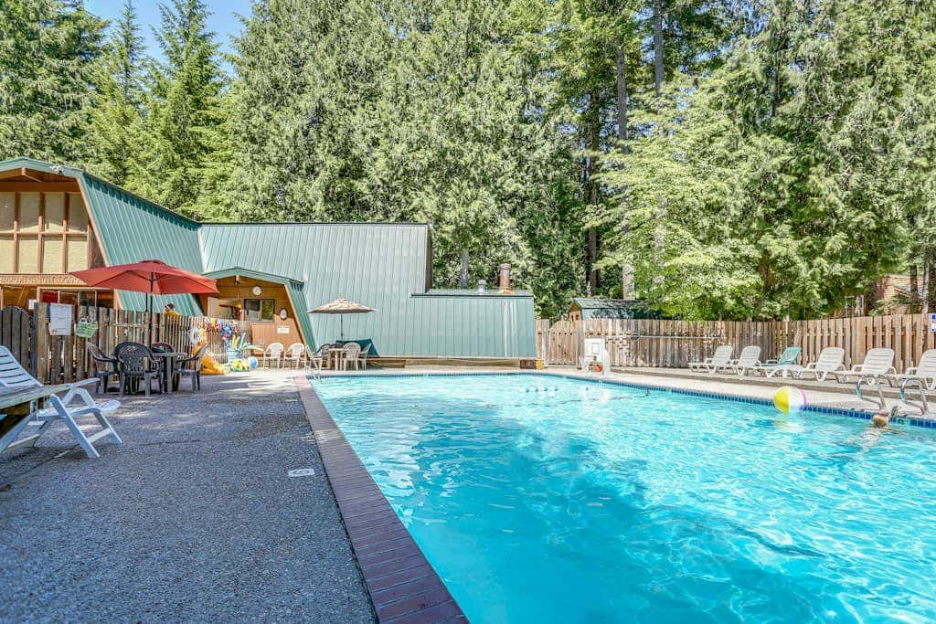 Cozy dog-friendly home with fireplace, WIFI, patio, shared pool & tennis court