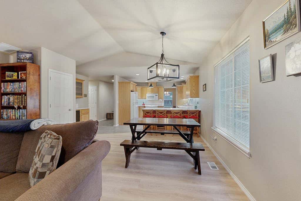 Cozy dog-friendly home with fireplace, WIFI, patio, shared pool & tennis court