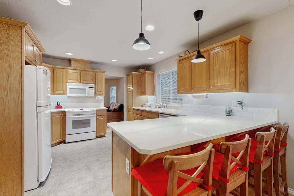 Cozy dog-friendly home with fireplace, WIFI, patio, shared pool & tennis court