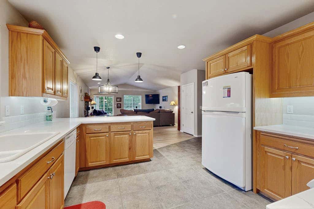 Cozy dog-friendly home with fireplace, WIFI, patio, shared pool & tennis court