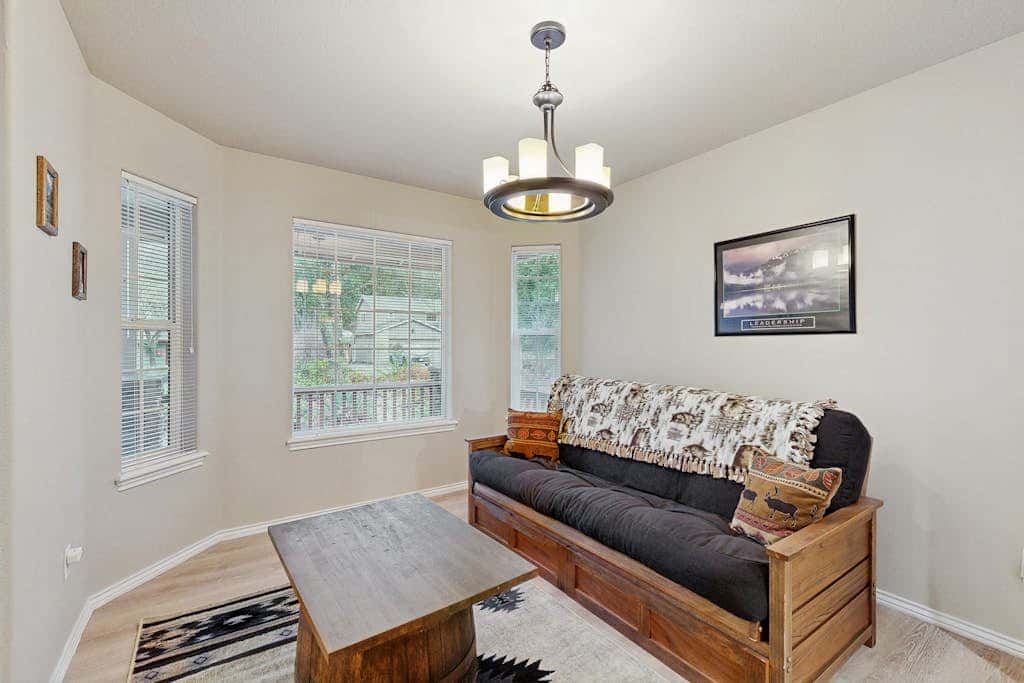 Cozy dog-friendly home with fireplace, WIFI, patio, shared pool & tennis court